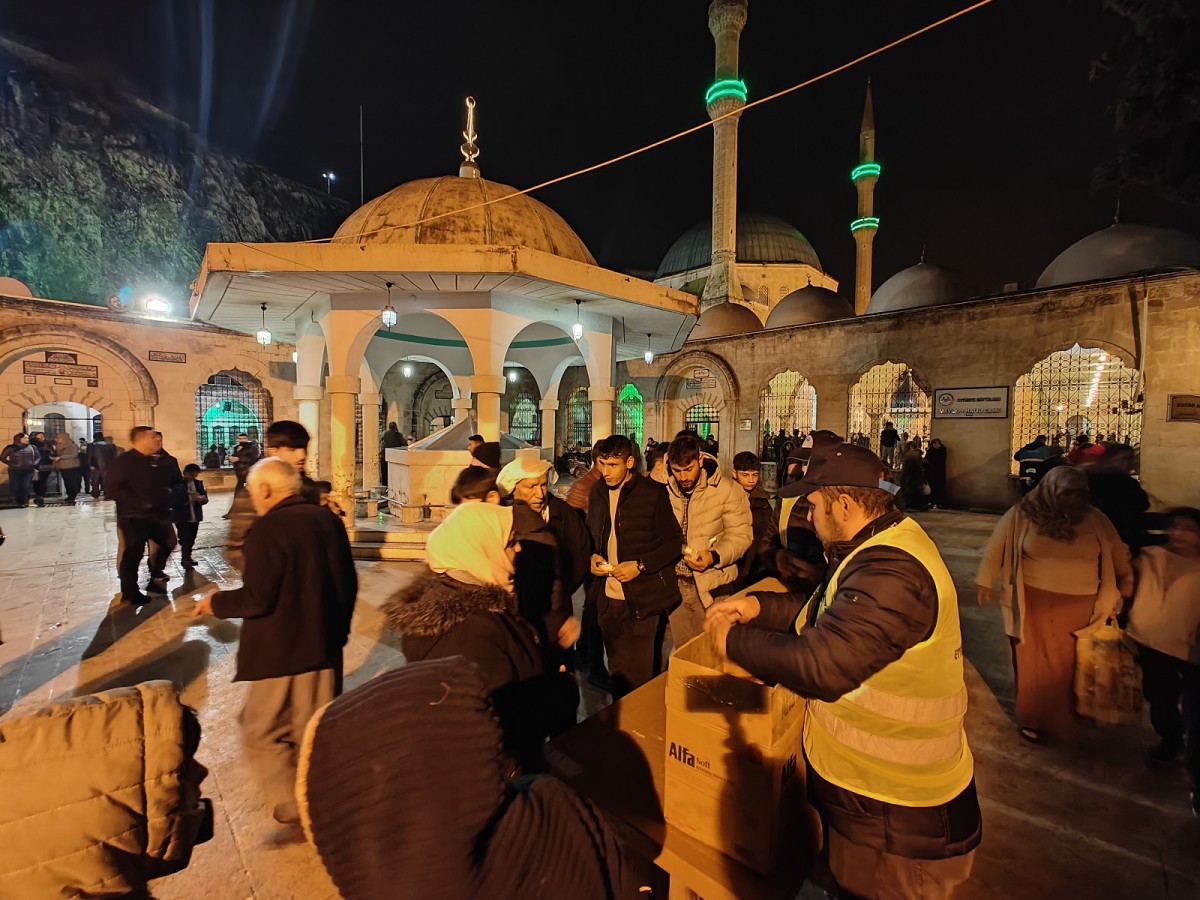 Eyyübiye Belediyesi Kandil Gecesi Vatandaşların Yanında Oldu