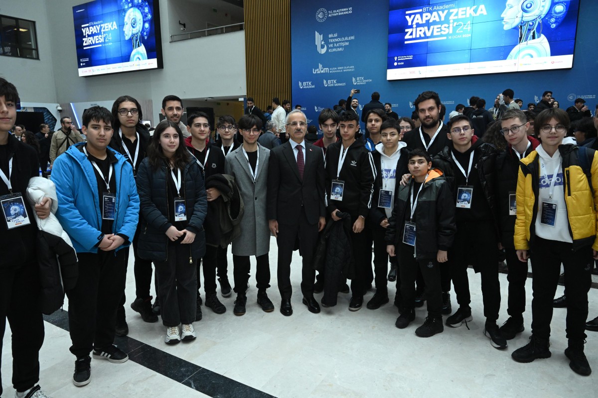 TÜRKİYE ‘YAPAY ZEKÂ TEKNOLOJİSİ'Nİ KULLANIYOR, RİSKLERİNE KARŞI DA ÖNLEM ALIYOR