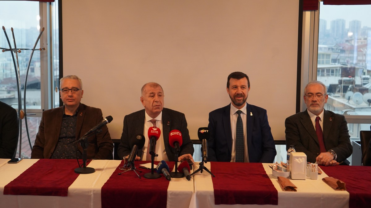 Zafer Partisi Genel Başkanı Prof. Dr. Ümit Özdağ, Gaziantep’te basın toplantısı düzenledi.