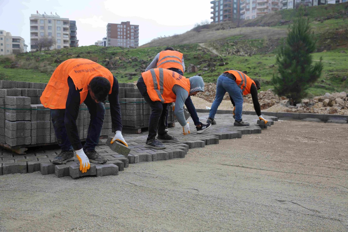 NARLIKUYU'DA ÜSTYAPI ÇALIŞMALARIYLA YOLLAR YENİLENİYOR