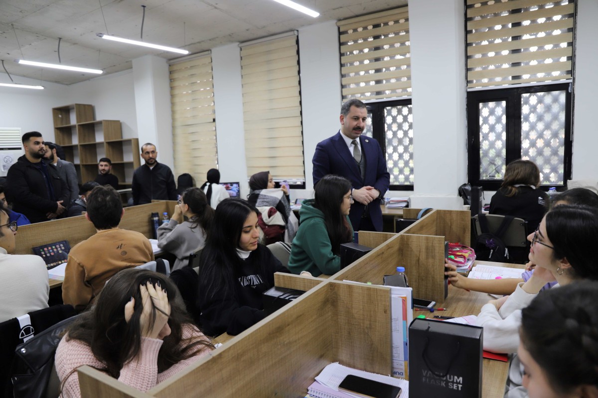 BAŞKAN BAYDİLLİ'DEN ÜNİVERSİTEYE HAZIRLANAN ÖĞRENCİLERE EĞİTİM DESTEĞİ