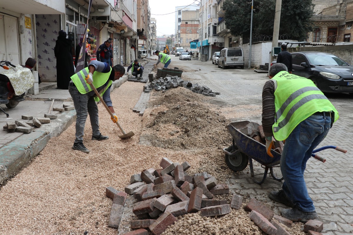 HALİLİYE’DE KİLİTLİ BETON PARKE DÖŞEME ÇALIŞMALARI İLE SOKAKLAR YENİLENİYOR