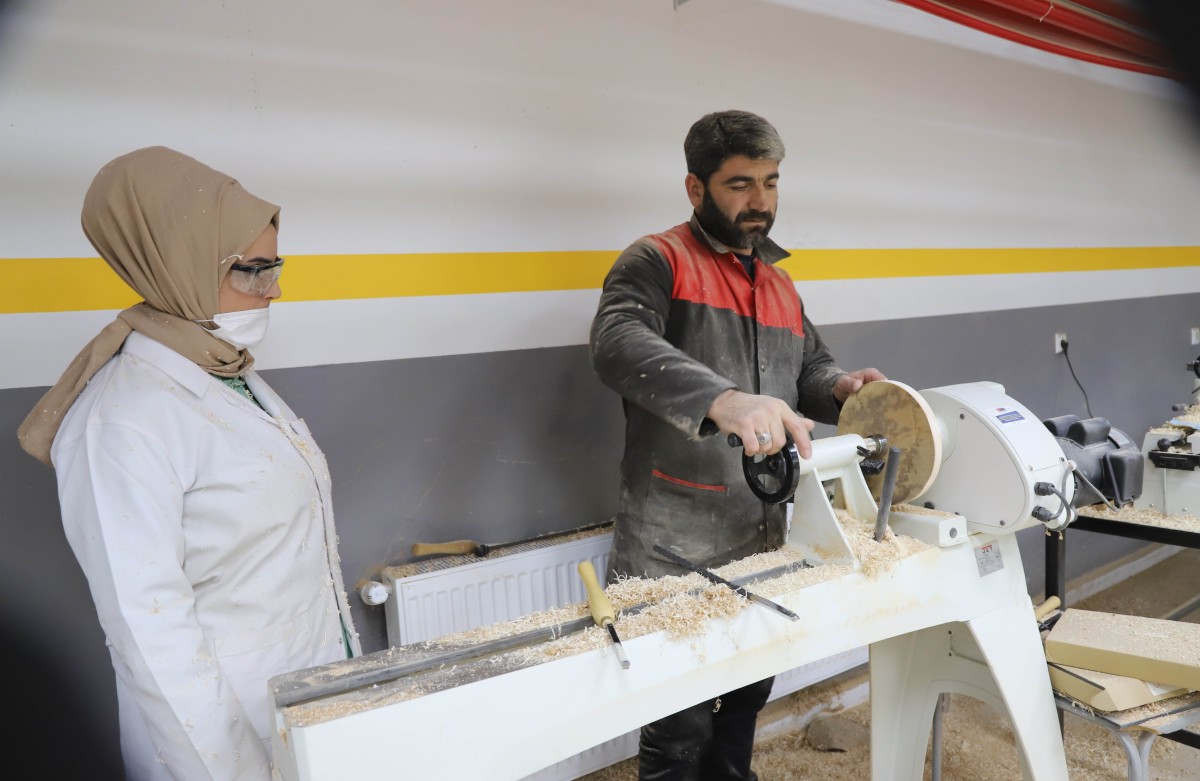 KARAKÖPRÜ’DE DOĞA DOSTU AHŞAP OYUNCAKLAR ÜRETİLİYOR