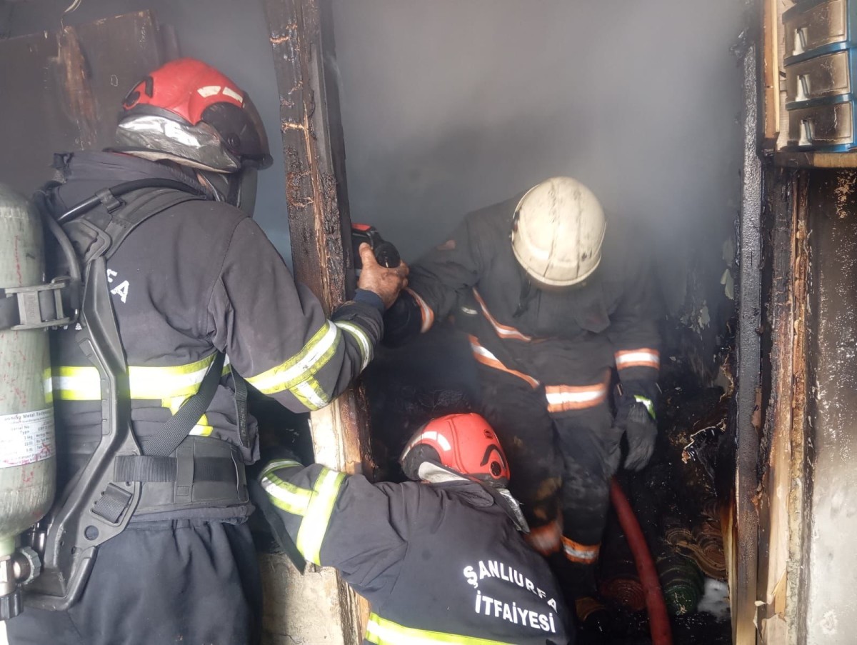 Şanlıurfa'da evde çıkan yangında 1 kişi dumandan etkilendi