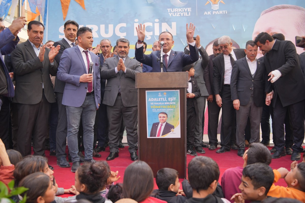 AK KADROLARDAN MİTİNG GİBİ AÇILIŞ