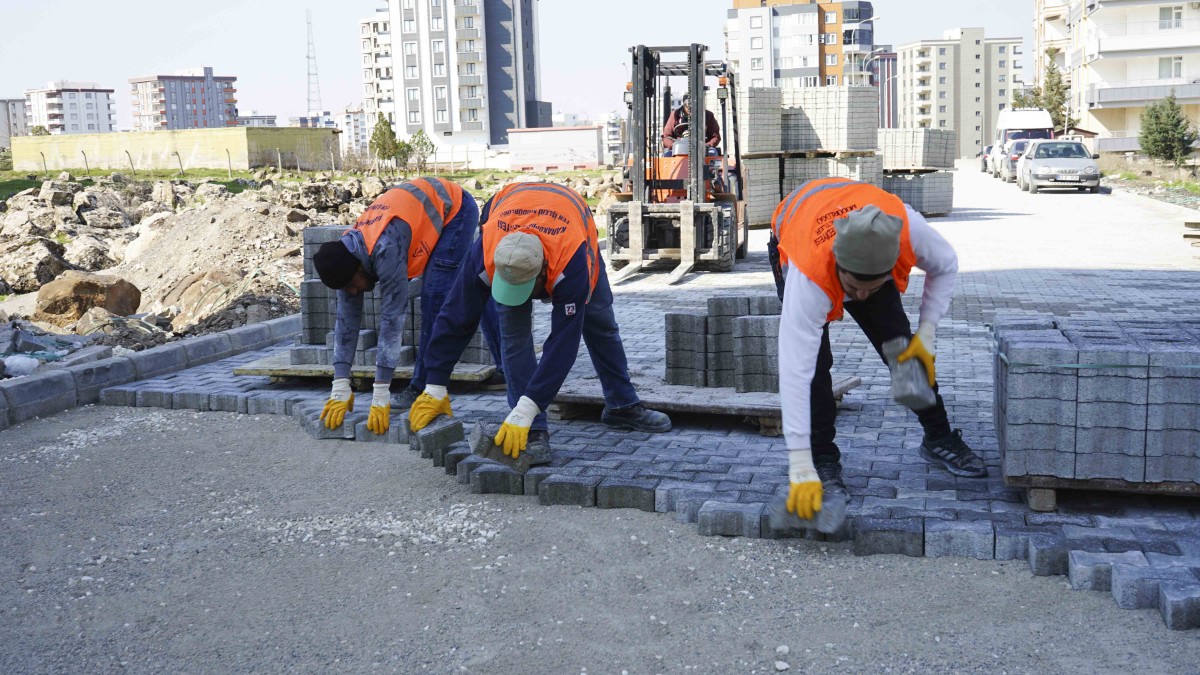 DOĞUKENT’TE YENİ YOLLAR KİLİTLİ PARKEYLE DÖŞENİYOR 