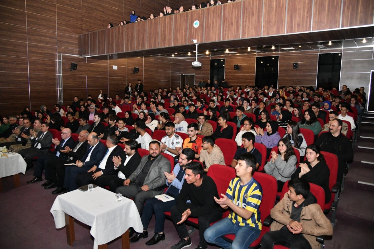 VALİ ŞILDAK BİRECİKLİ GENÇLERİ DİNLEDİ