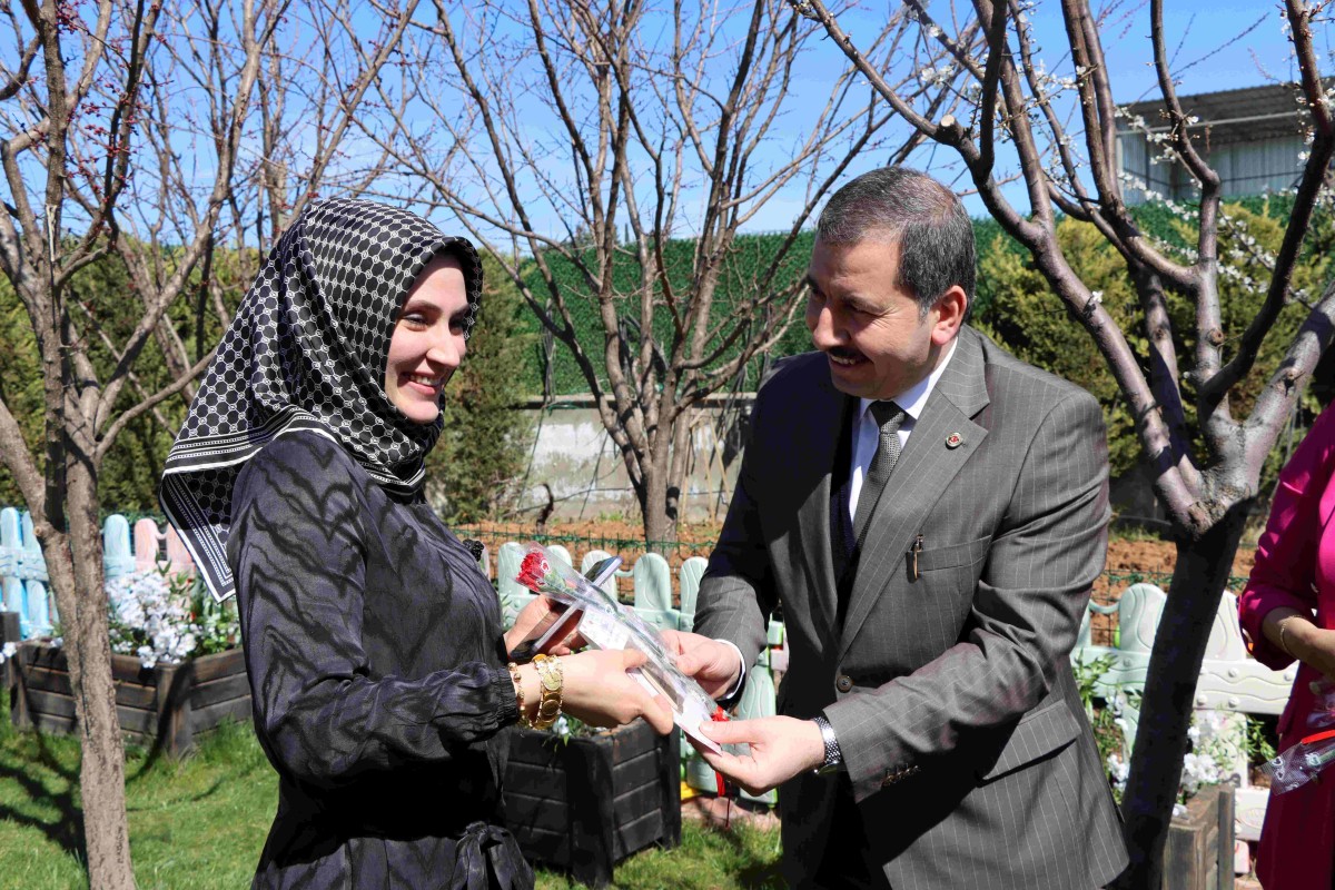 BAŞKAN BAYDİLLİ İLÇEDEKİ KADINLARIN GÜNÜNÜ KUTLADI