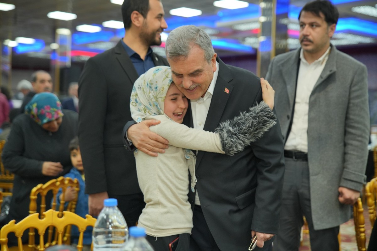 BAŞKAN BEYAZGÜL VE TBMM BAŞKANVEKİLİ BOZDAĞ İLK İFTARI DEPREMZEDELERLE YAPTI