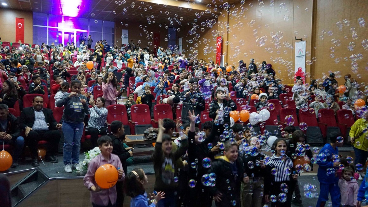 KARAKÖPRÜ'DE ÇOCUKLAR BUBBLE SHOW GÖSTERİSİYLE DOYASIYA EĞLENDİ