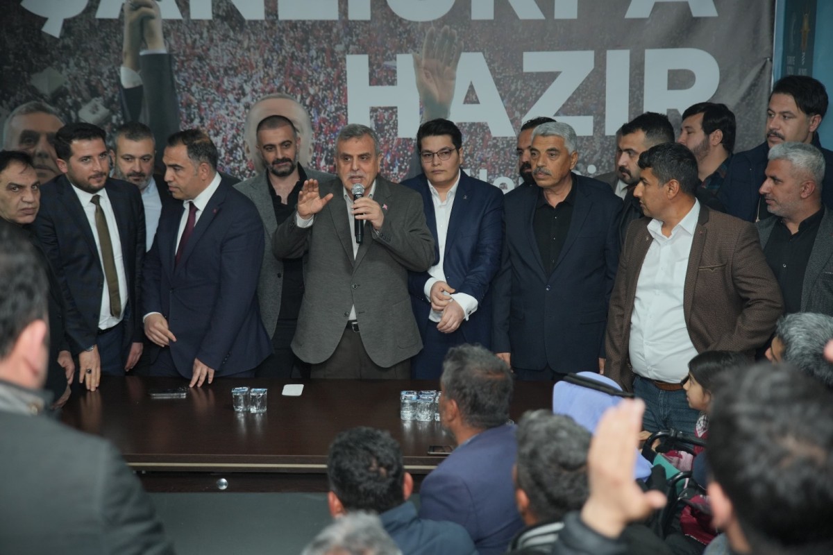 YENİDEN REFAH’TAN AYRILAN GRUBA AK PARTİ ROZETLERİNİ BAŞKAN BEYAZGÜL TAKTI
