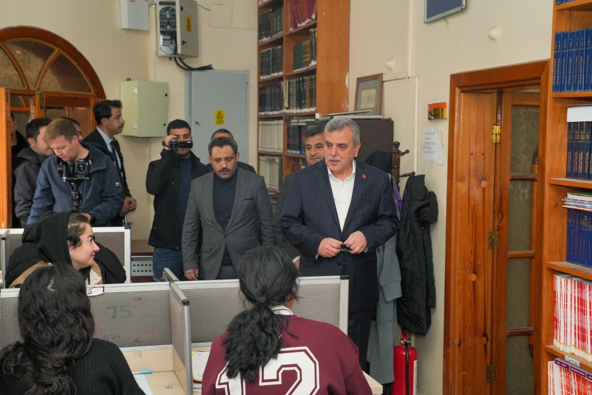 BAŞKAN BEYAZGÜL KÜTÜPHANEDE DERS ÇALIŞAN ÖĞRENCİLERİ ZİYARET ETTİ