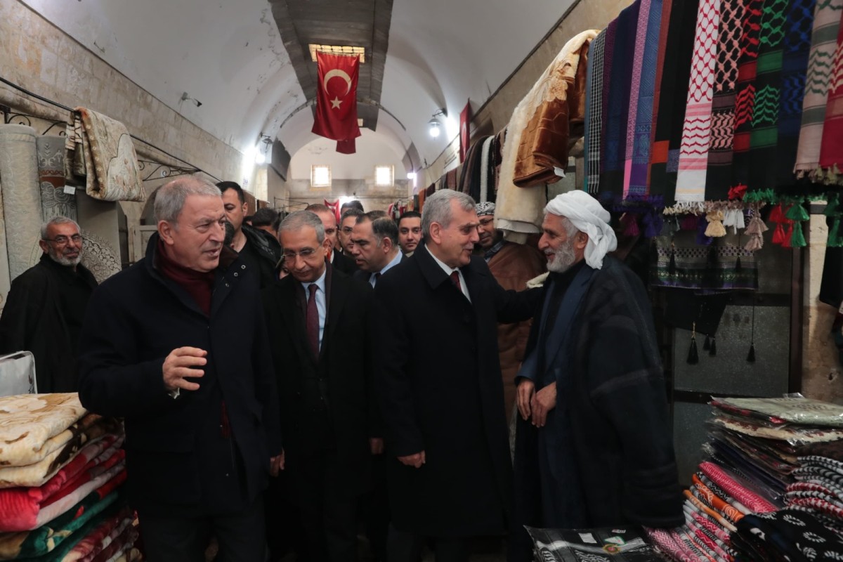 HULUSİ AKAR VE BAŞKAN BEYAZGÜL TARİHİ HANLAR BÖLGESİNDE ESNAFLARI ZİYARET ETTİ