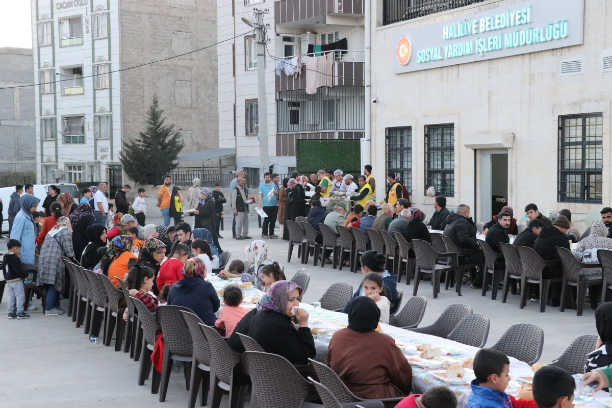 HALİLİYE'DE VATANDAŞLAR İFTAR SOFRASINDA BULUŞUYOR