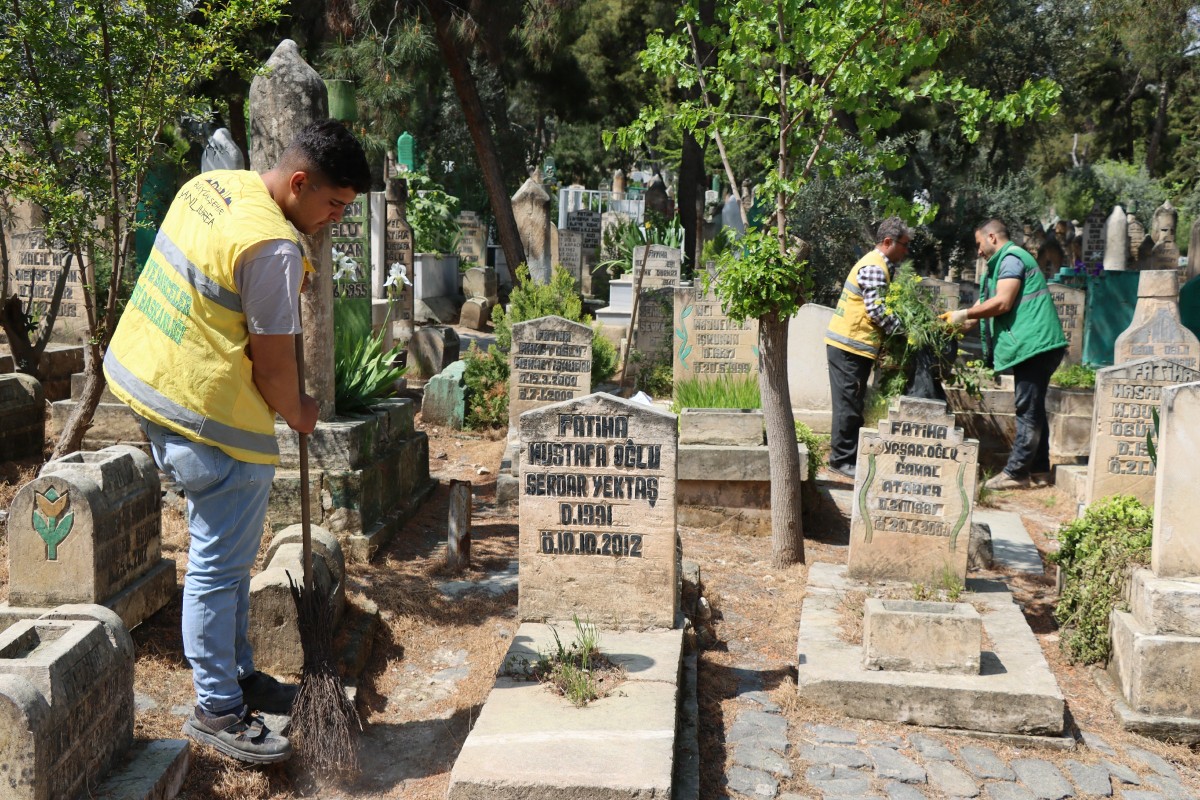BÜYÜKŞEHİR’DEN MEZARLIKLARDA BAYRAM TEMİZLİĞİ