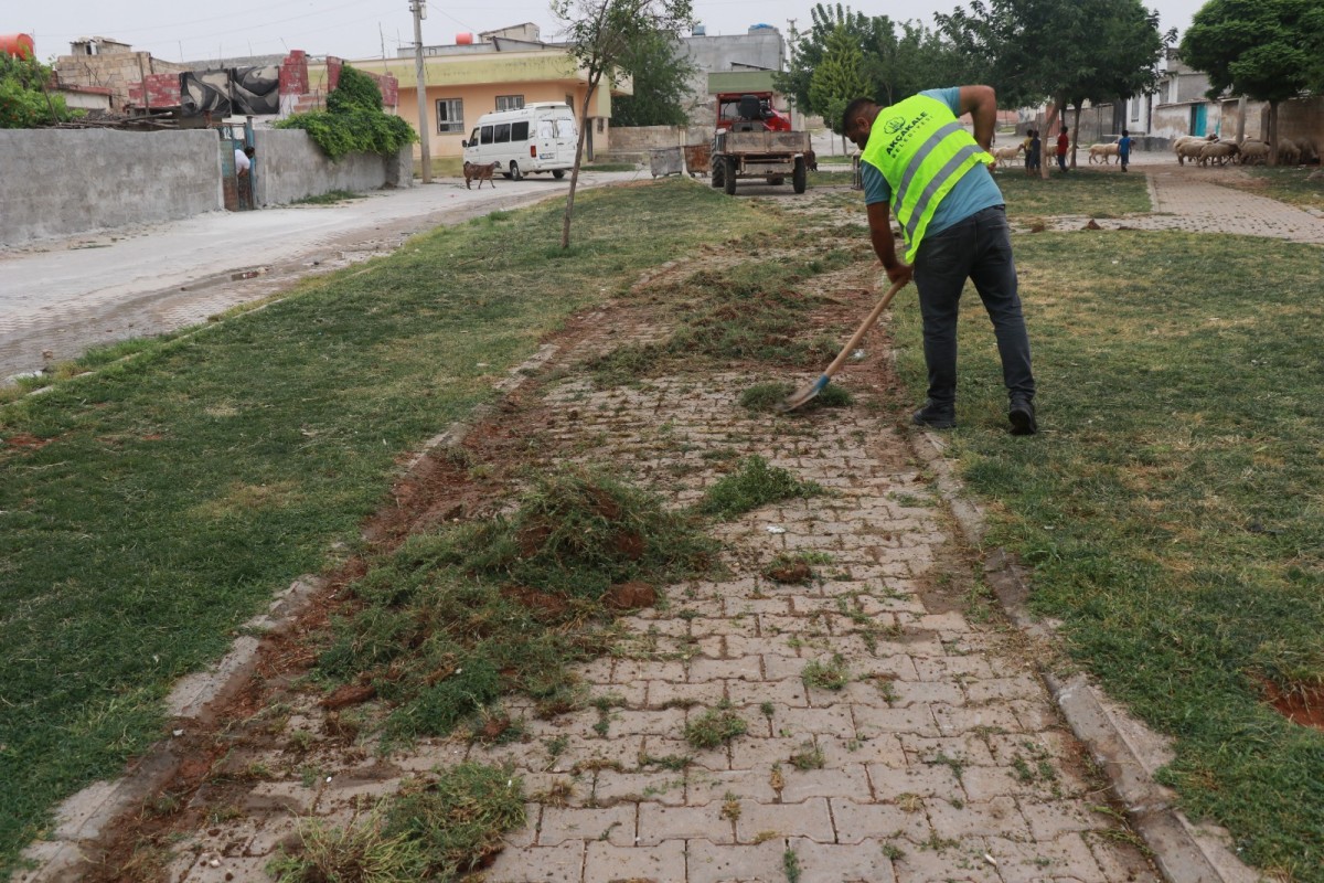 Akçakale belediyesi Park ve Bahçelerde Temizlik Çalışmalarına Hız Verdi