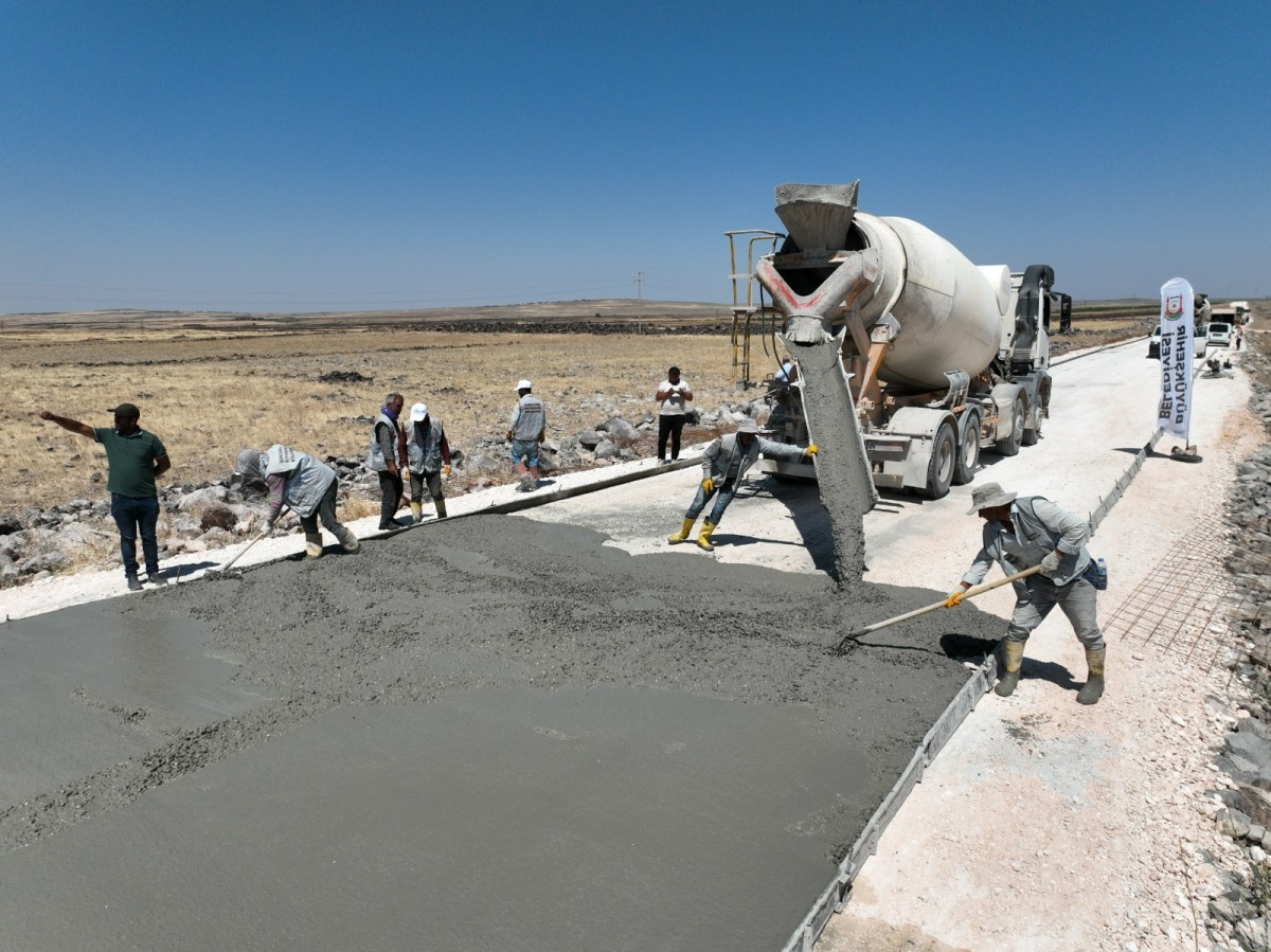 SİVEREK’TE ÇELİK HASIRLI BETON YOL UYGULAMASI