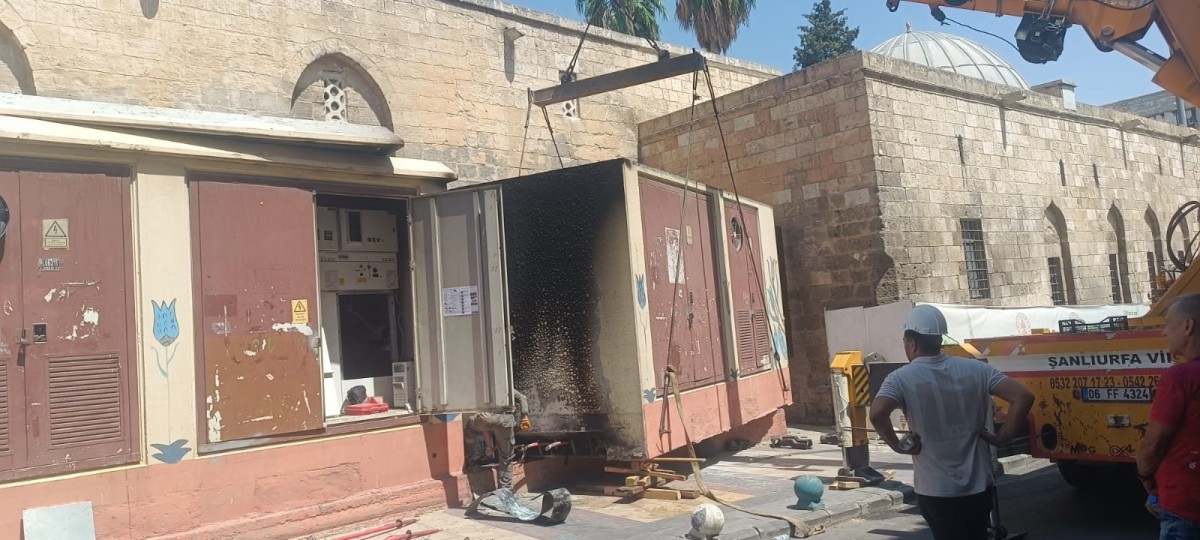 Şanlıurfa Eyyübiye'de Tinercilerin Trafoya Saldırısı Mahalleleri Elektriksiz Bıraktı