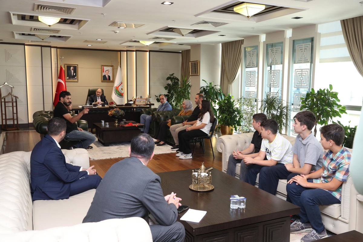 BAŞKAN GÜLPINAR BAŞARILI ÖĞRENCİLERİ KUTLADI