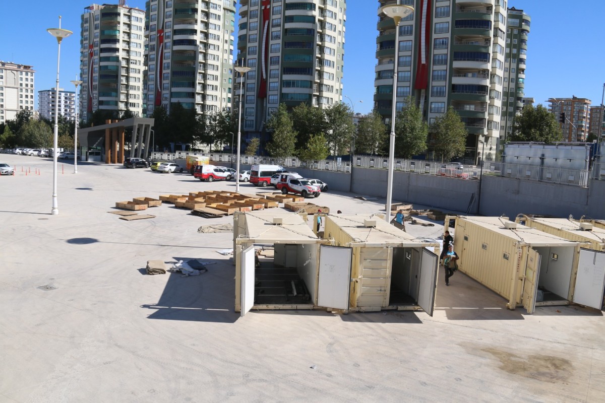 1 günde sahra hastanesi kuruldu.