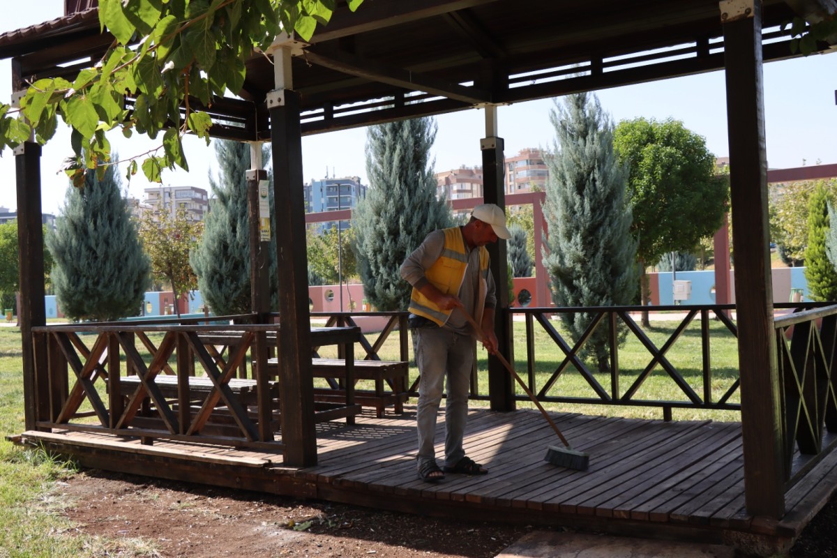 BÜYÜKŞEHİR BELEDİYESİ’NDEN YEŞİL ALANLARA BAKIM SEFERBERLİĞİ