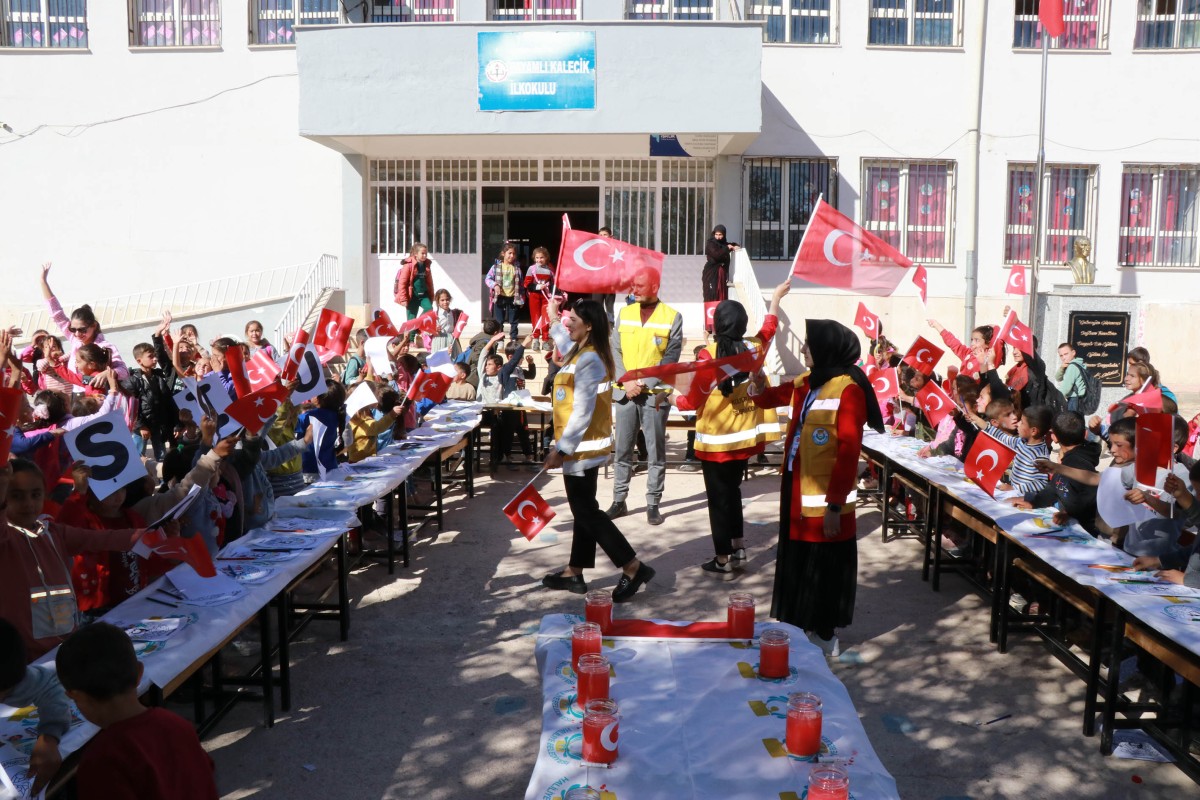 ÇOCUKLAR, HALİLİYE BELEDİYESİ İLE 29 EKİM COŞKUSUNU YAŞADI 