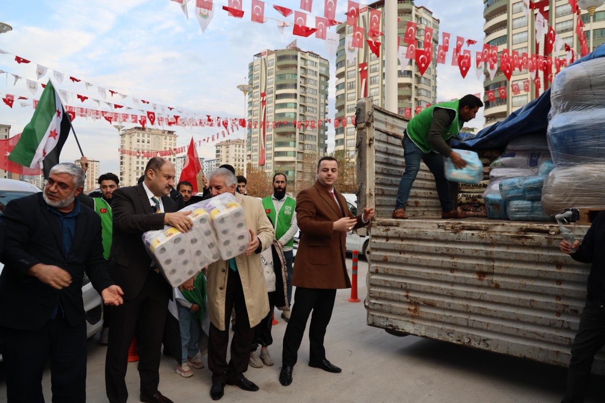 ŞANLIURFA’DAN SURİYE’YE 5 TIR İNSANİ YARDIM MALZEMESİ GÖNDERİLDİ