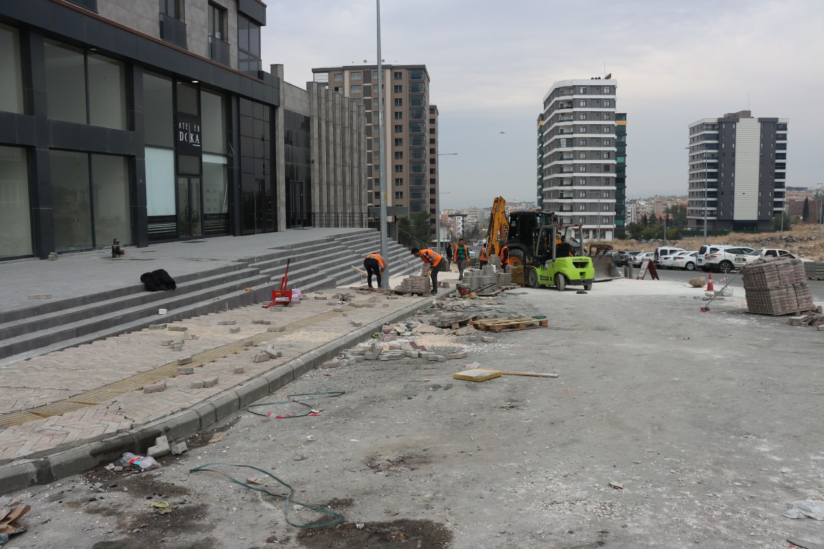 BÜYÜKŞEHİR’DEN FARKLI NOKTALARDA KİLİTLİ PARKE TAŞI DÖŞEME ÇALIŞMASI