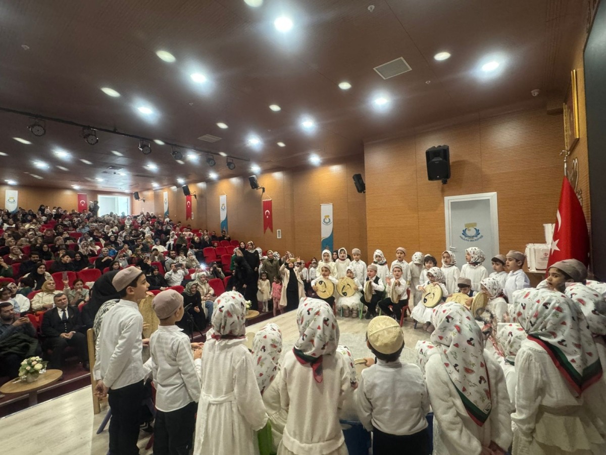 HALİLİYE’DE MİNİKLER KUR’AN’A GEÇMENİN SEVİNCİNİ YAŞADI 