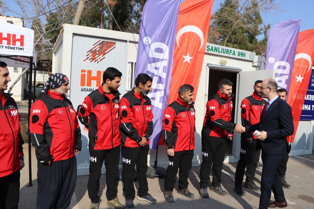 Şanlıurfa’da Hayrat ve İHH gönüllü Arama Kurtarma Ekibinin 56 üyesine Armaları Törenle Verildi