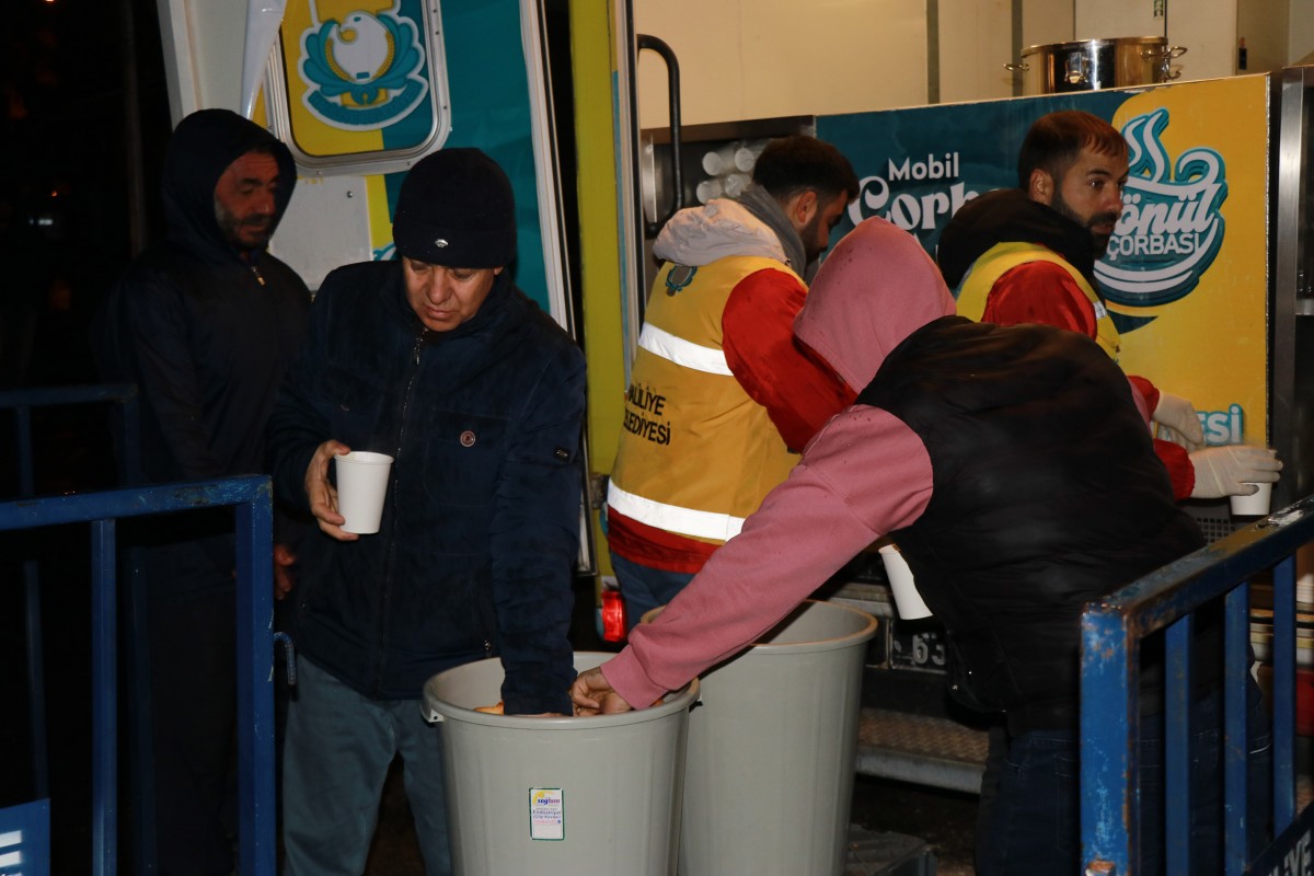 HALİLİYE BELEDİYESİ, SOĞUK KIŞ SABAHLARINDA SICAK ÇORBA İKRAM EDİYOR