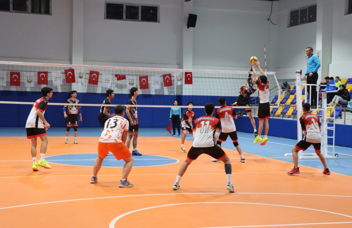 BÜYÜKŞEHİR BELEDİYESİ VOLEYBOL TAKIMI FİLEDE LİDER
