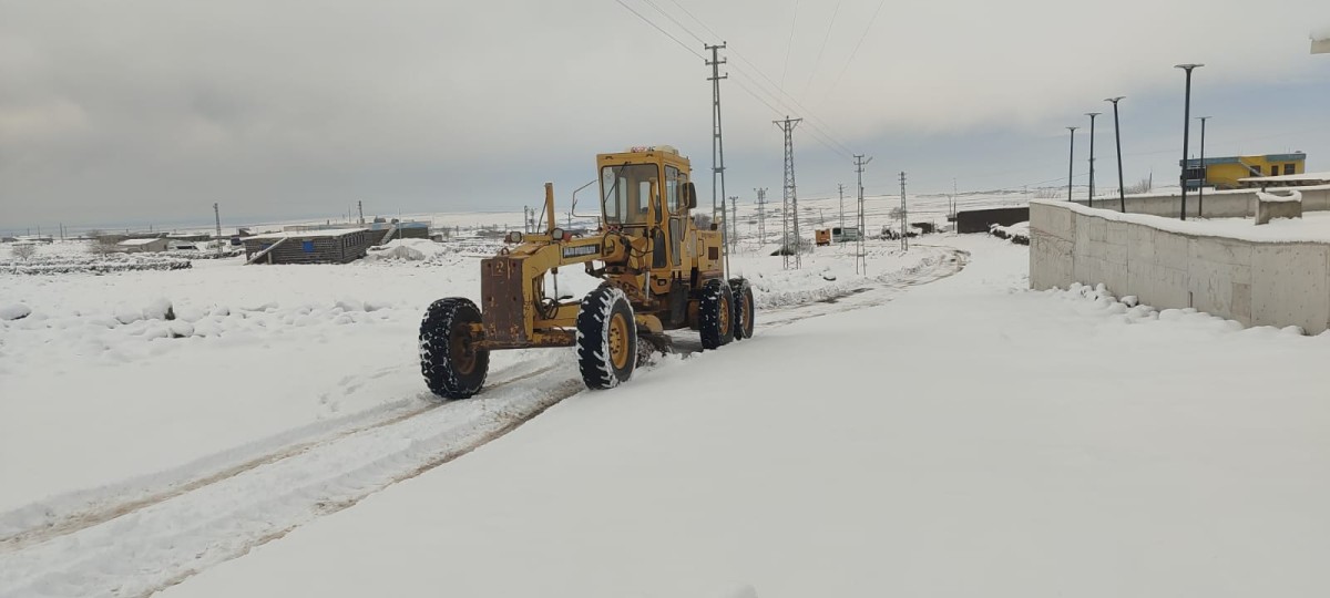 BÜYÜKŞEHİR BELEDİYESİ, KARLA KAPANAN 250 KM YOLU TEKRAR ULAŞIMA AÇTI