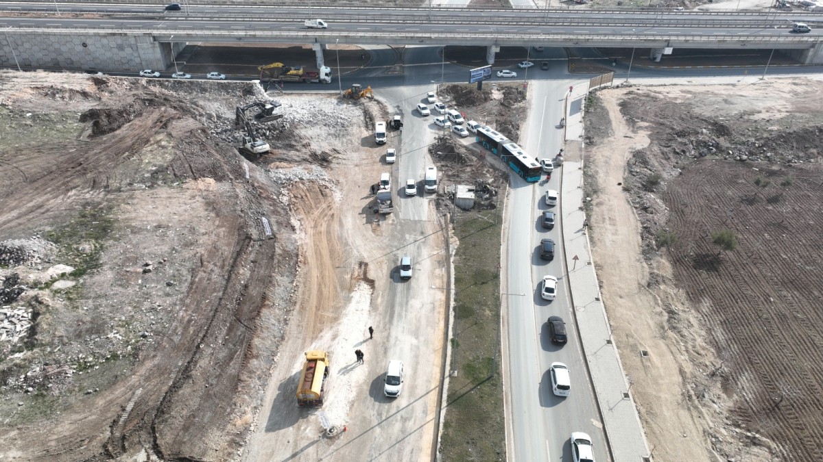 ATAŞEHİR KAVŞAĞINDA YOL GENİŞLETME ÇALIŞMASI DEVAM EDİYOR