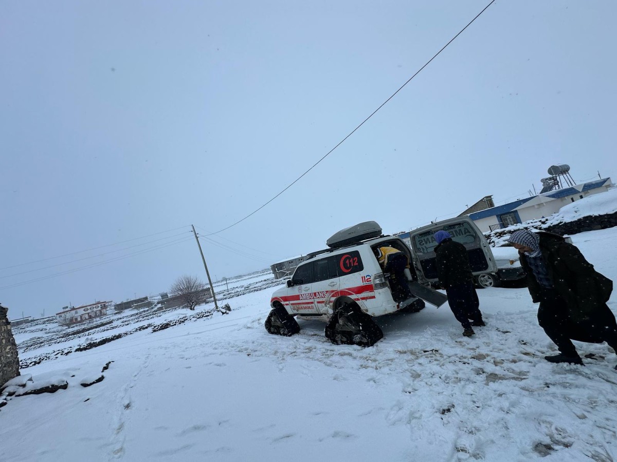 Şanlıurfa'da karla kapanan yolda hastalara paletli Ambulans ile ulaşıldı