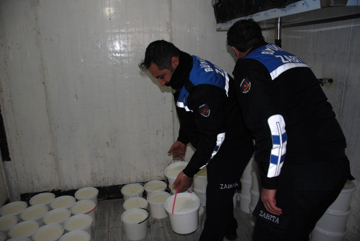 SAĞLIKSIZ KOŞULLARDA ÜRETİLEN 120 KOVA YOĞURT ELE GEÇİRİLDİ 