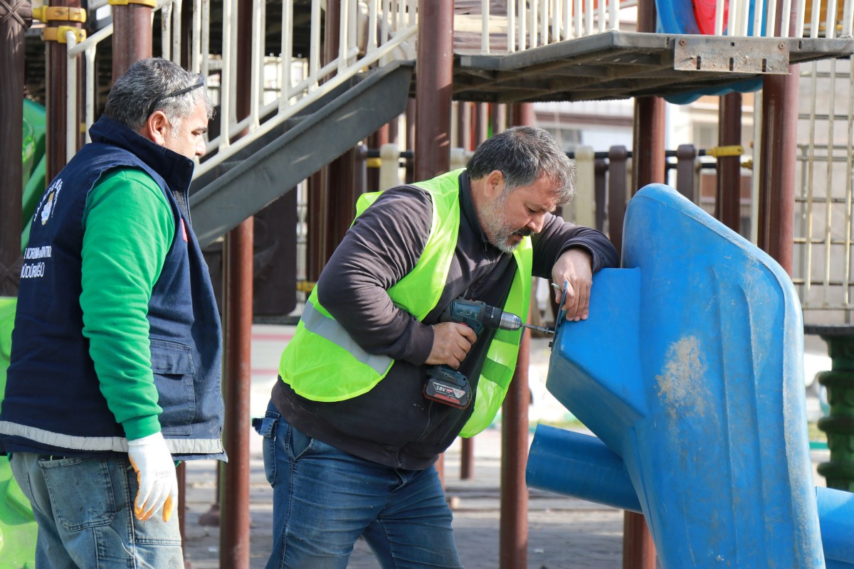 HALİLİYE BELEDİYESİ, PARKLARDAKİ BAHAR HAZIRLIKLARINI SÜRDÜRÜYOR