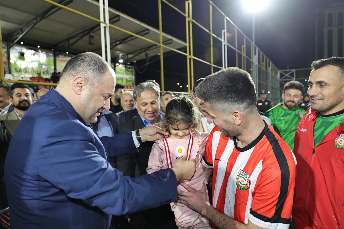 ŞAMPİYONLUK KUPASINI BAŞKAN GÜLPINAR’DAN ALDILAR