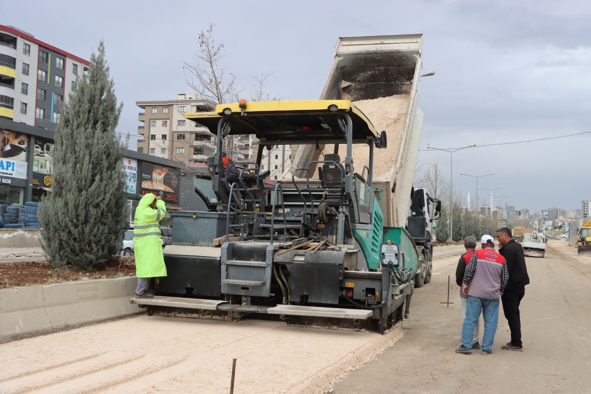 BÜYÜKŞEHİR BELEDİYESİ, MAŞUK TOKİ YOLU’NDA 3. ETAP ASFALT ÇALIŞMALARINA BAŞLADI