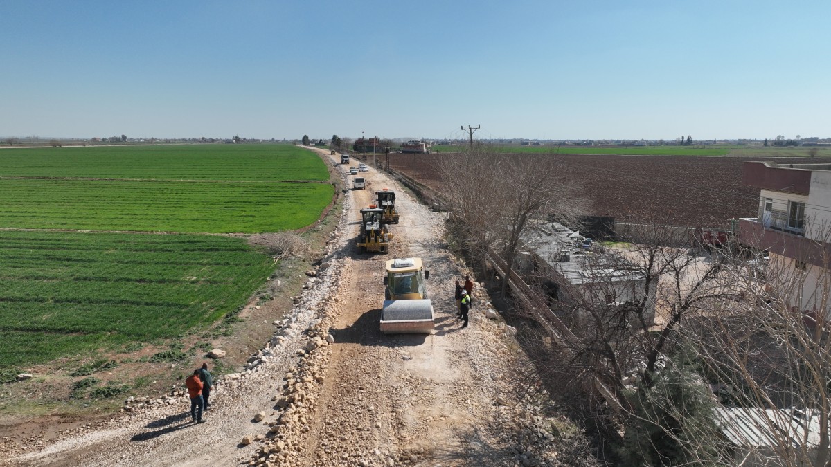 ŞANLIURFA’DA 50 MAHALLEYİ KAPSAYAN 17 KM'LİK GRUP YOLUNDA ÇALIŞMALAR SÜRÜYOR