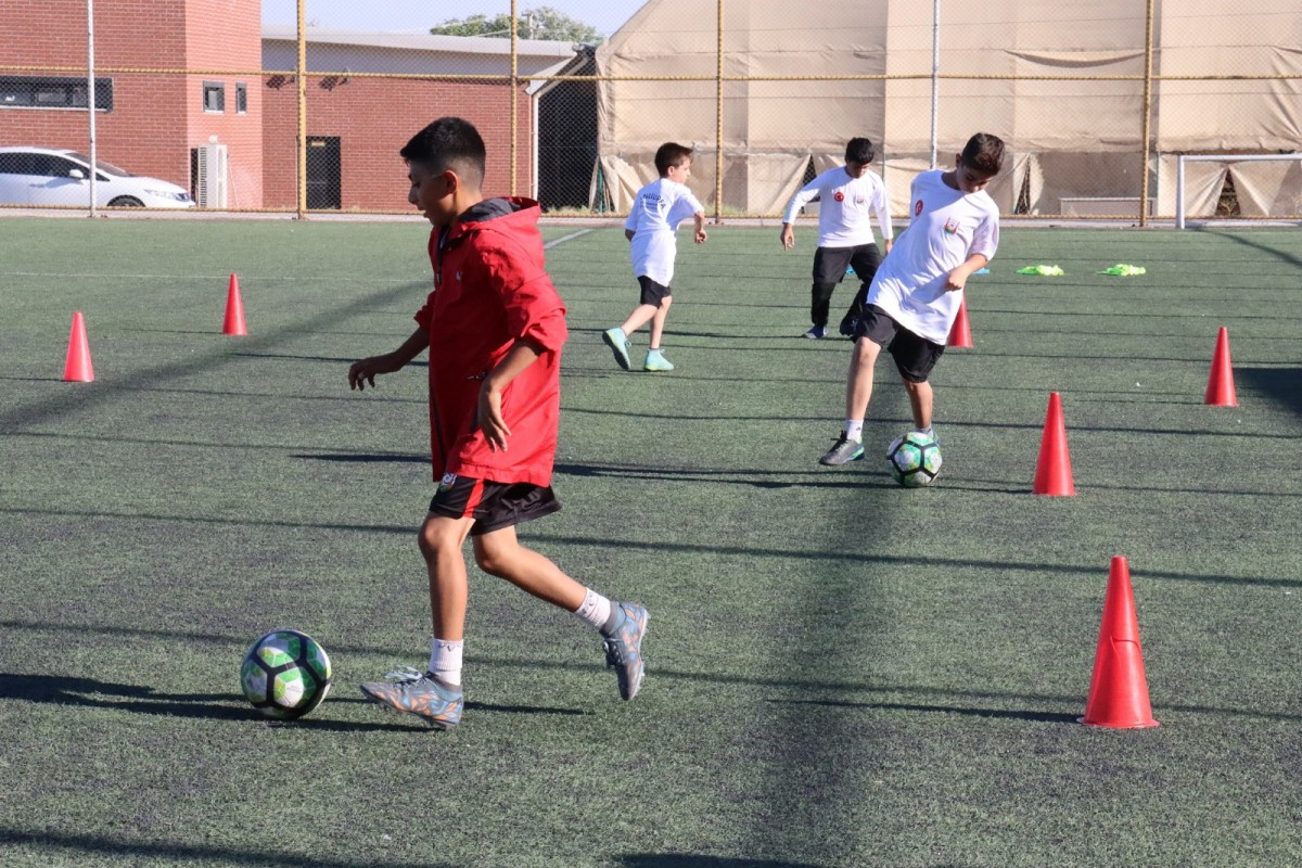 GENÇLER FUTBOLLA BULUŞUYOR