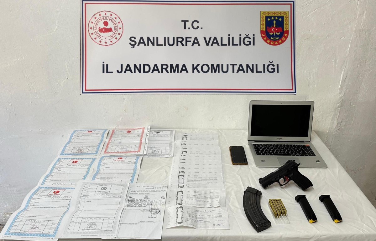 Bozova’da Tefecilik Operasyonu: Çok Sayıda Senet, Tapu ve Silah Ele Geçirildi