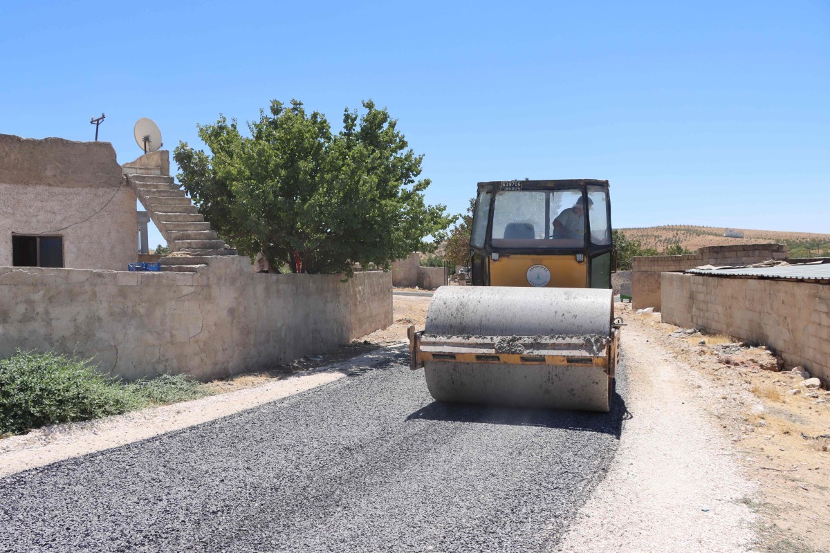 KARAKÖPRÜ KIRSALINDA KIŞ ÖNCESİ YOLLARDA SATHİ ASFALT SERİLİYOR