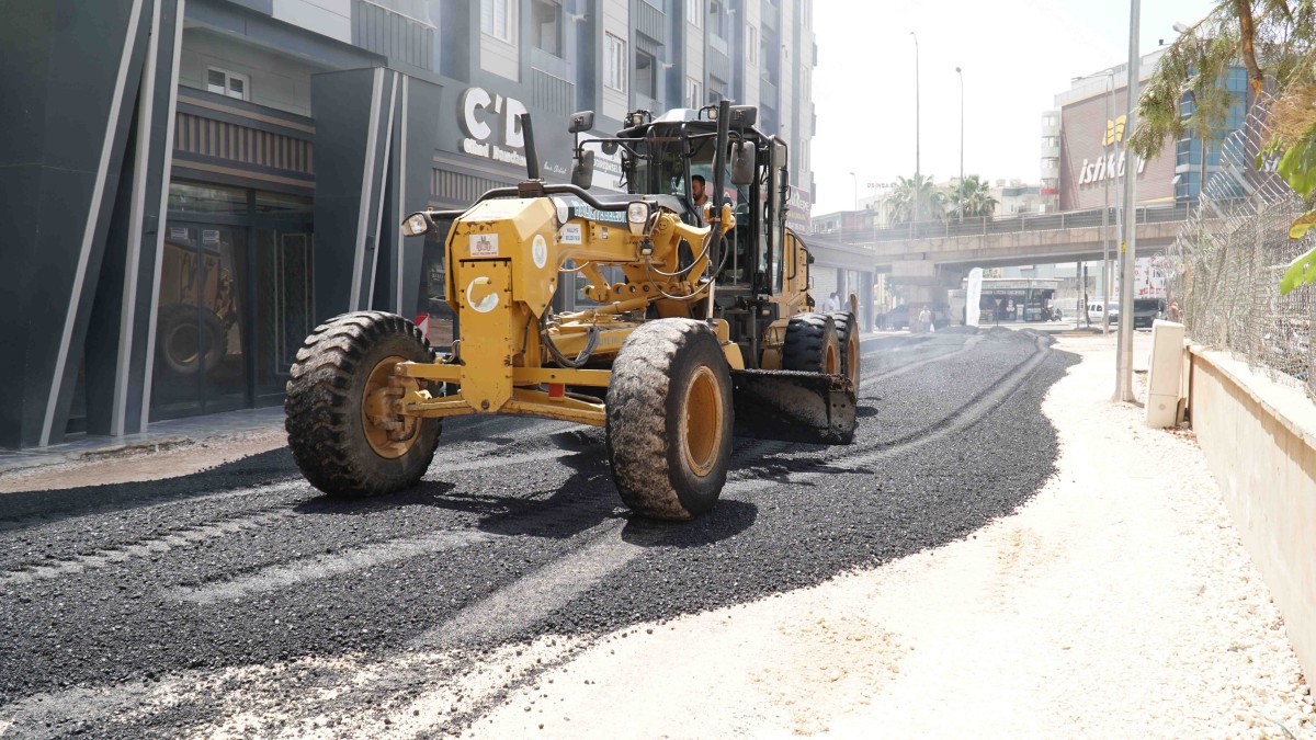 HALİLİYE'DE PARKE TAŞI ÇALIŞMALARIYLA YOLLAR YENİLENİYOR