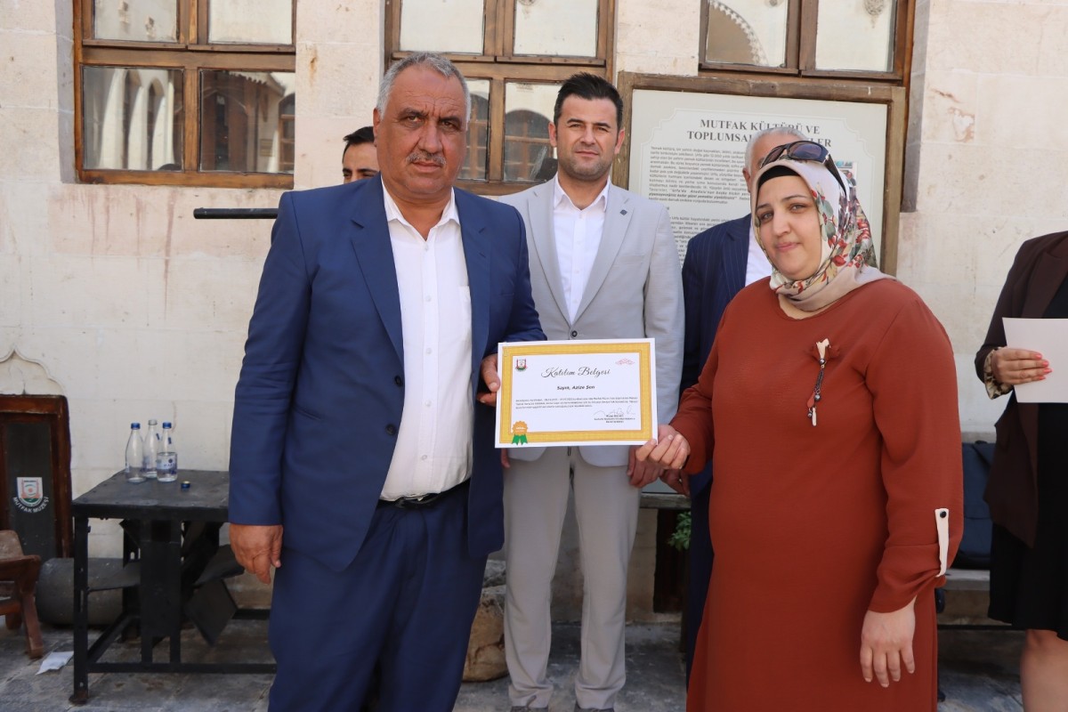 ŞANLIURFA’DA YÖRESEL YEMEK EĞİTİMİ ALAN KURSİYERLERE SERTİFİKA VERİLDİ
