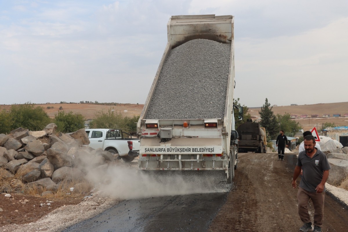BÜYÜKŞEHİR, KARAKÖPRÜ KIRSALINDA YOLLARI YENİLİYOR