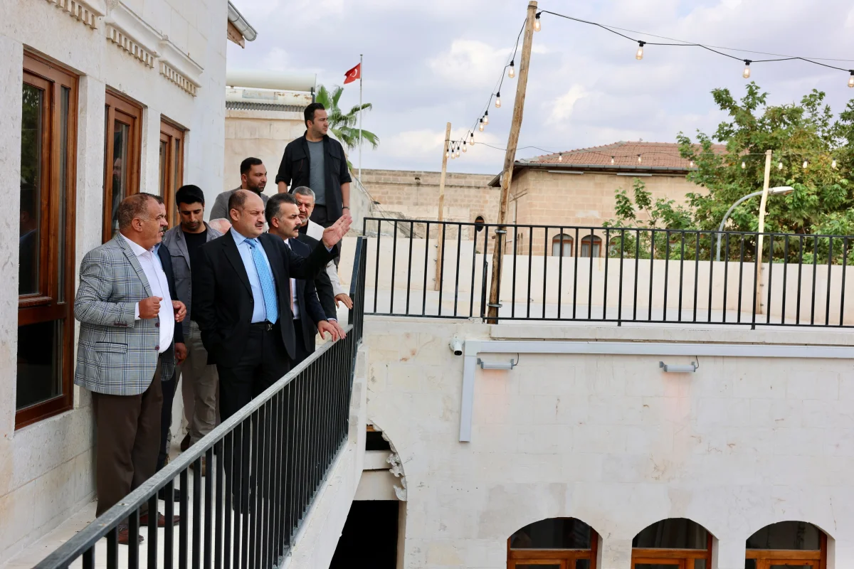 TARİHİ SOKAKLAR URFA GECELERİNE RENK KATIYOR