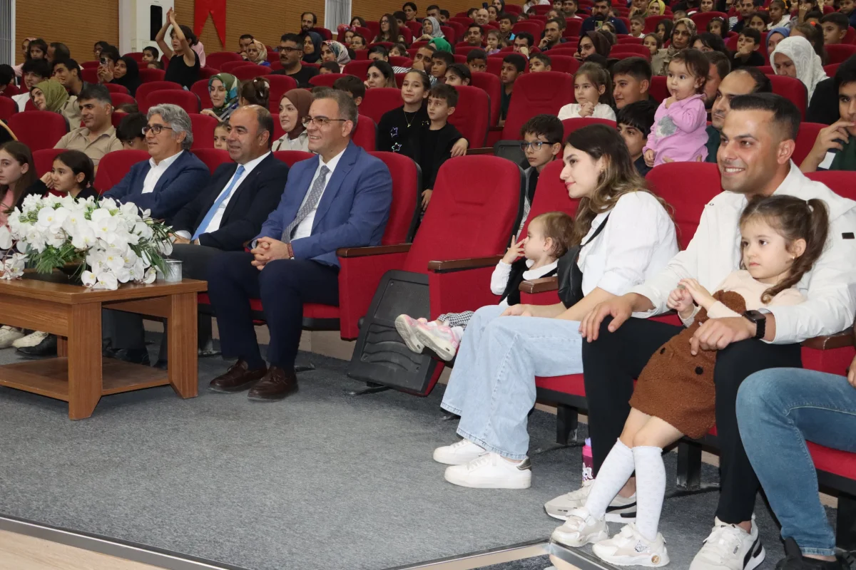KARAKÖPRÜ’DE ÇOCUKLAR SİHİRBAZLIK GÖSTERİSİYLE DOYASIYA EĞLENDİ