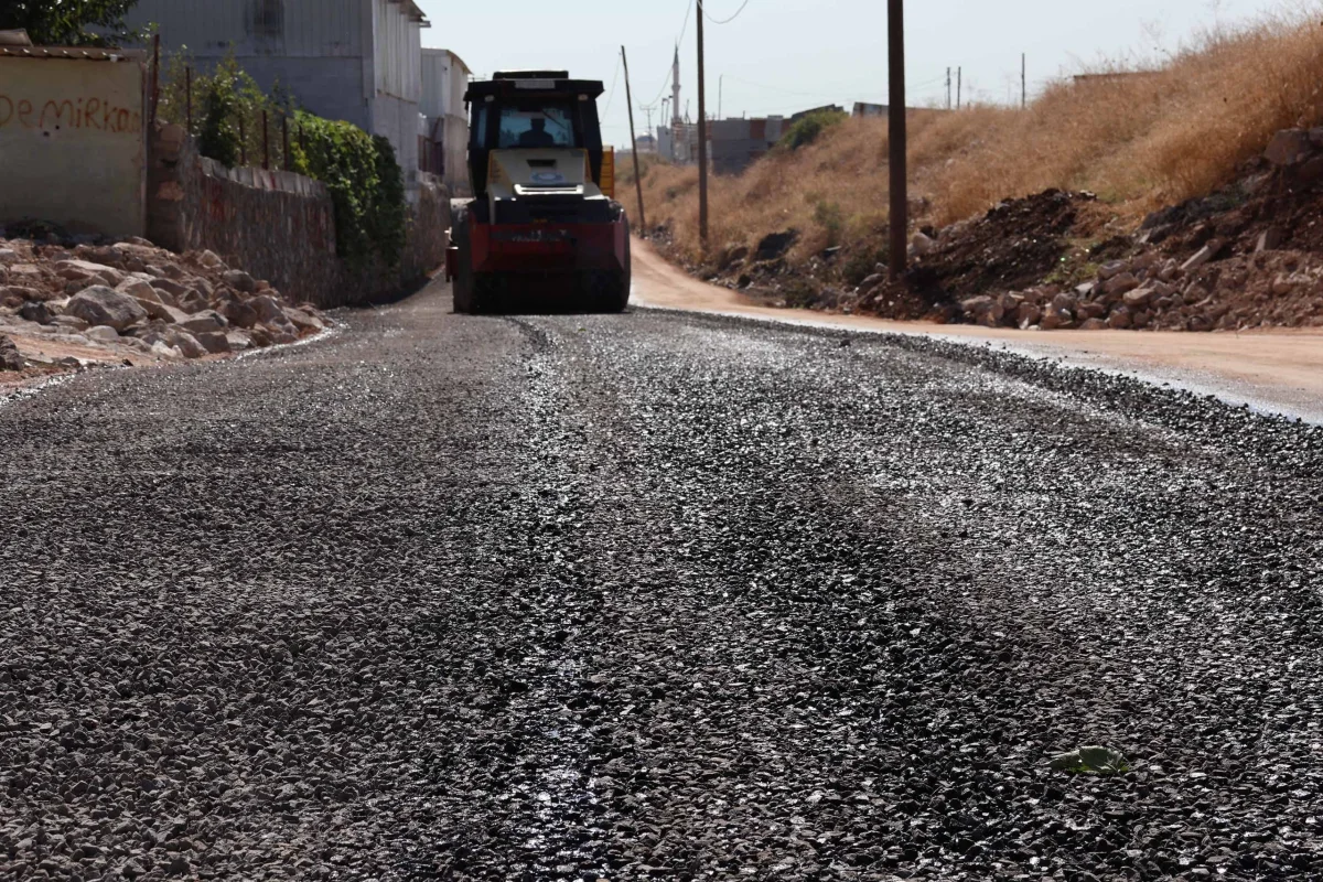 HALİLİYE’DE YOL ÇALIŞMALARI SÜRÜYOR: SIRRIN MAHALLESİ’NDE ASFALT MESAİSİ