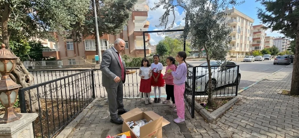 Mahalle Çocuklarından Örnek Davranış: Parkı Temizlediler, Muhtar Ödüllendirdi
